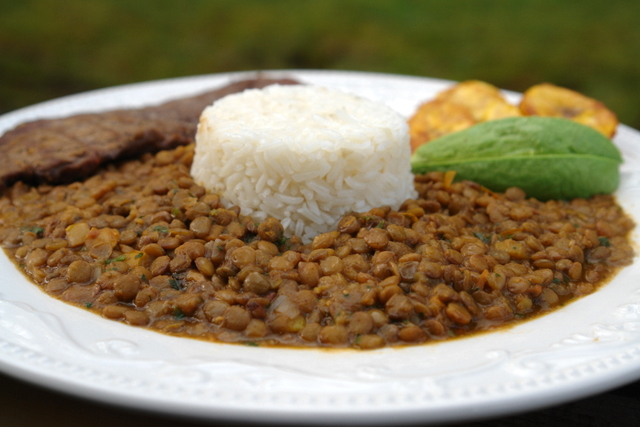 Lentil stew with rice and carne asada