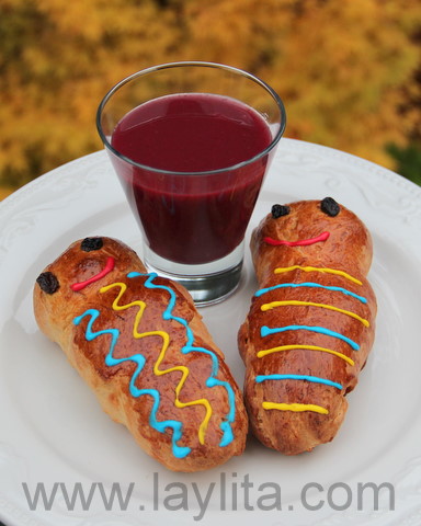 Guaguas de pan with colada morada