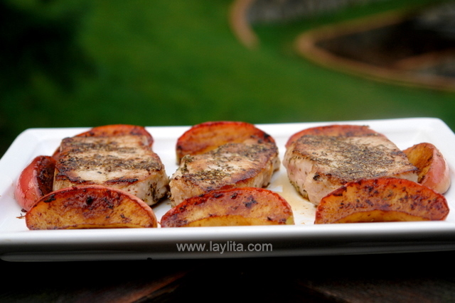 Seared pork chops with caramelized apples