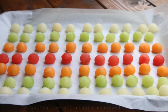 Organize as bolas de melão em uma assadeira forrada com papel manteiga ou papel pergaminho