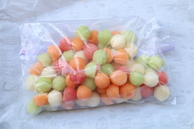 Coloque os cubos de melão bola de gelo em um saco de freezer e mantenha congelado até que você precisar deles