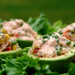 Abacates recheados com salada de atum