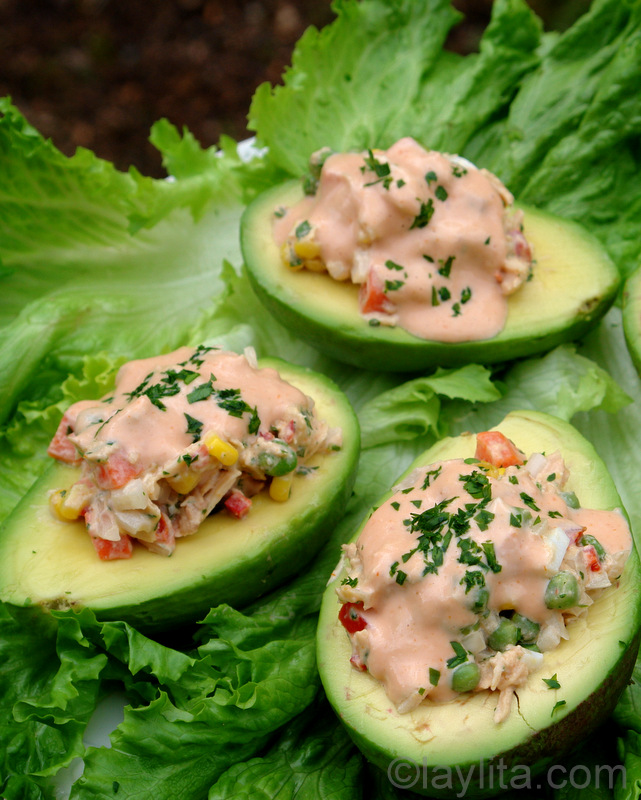 Receita de abacates recheados com salada de atum