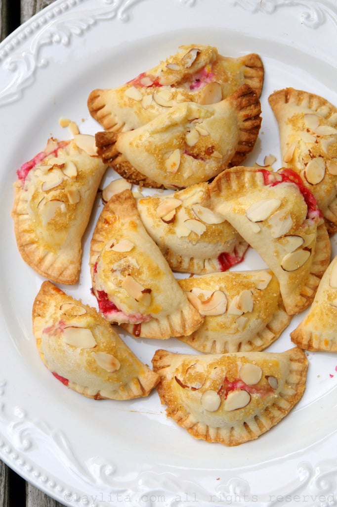 Empanadas de amêndoa, framboesa e queijo de cabra