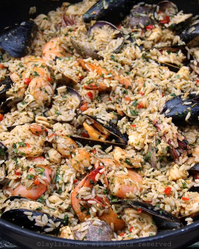 Refeição principal de arroz e mariscos