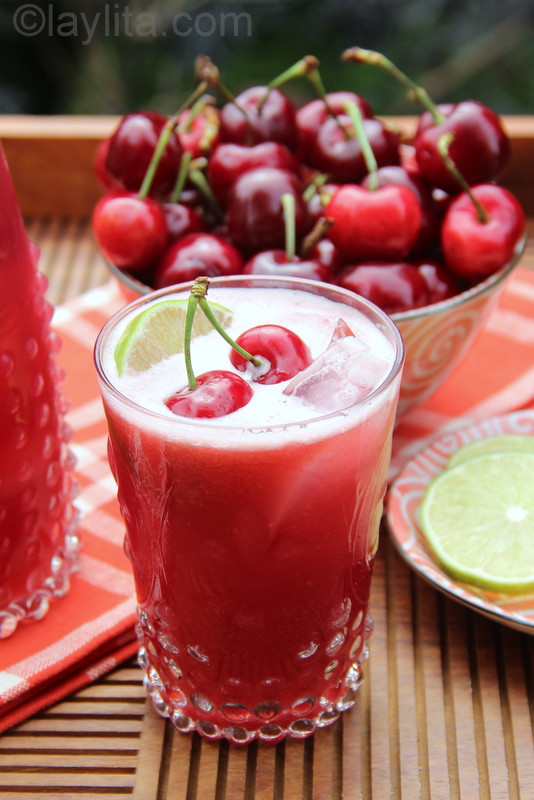 Bebida refrescante com cerejas