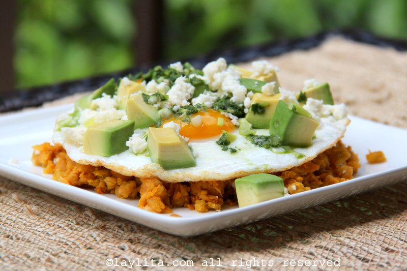Mexido de banana verde com ovo frito e queijo fresco {Majado de verde} Mexido de banana verde com ovo frito e queijo fresco {Majado de verde}
