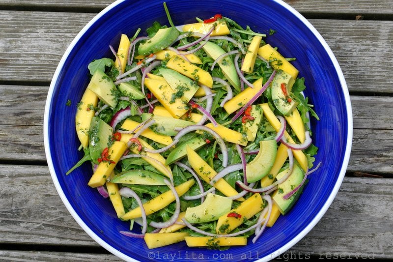 Salada de manga, abacate e rúcula
