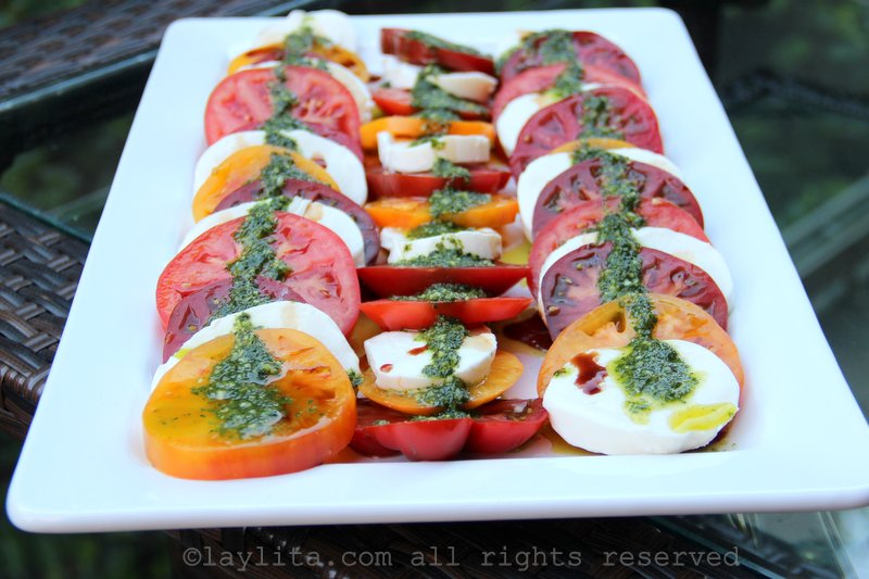 Salada de manjericão, tomate e queijo