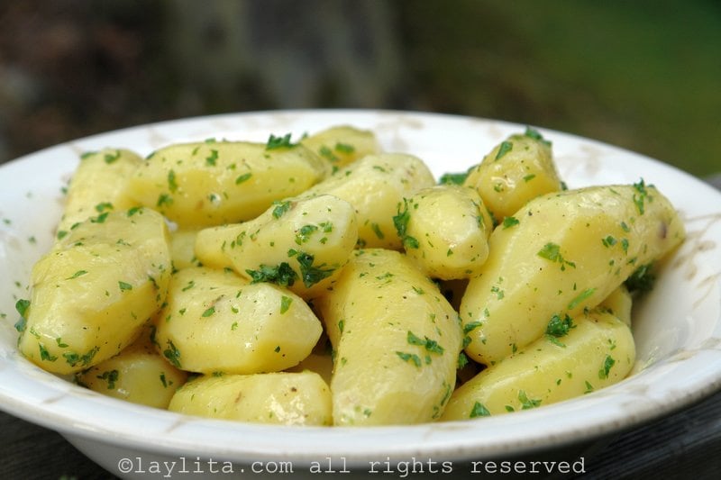 Batatas com salsa e manteiga