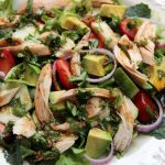 Salada de frango com molho de coentro balsâmico