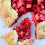 Tarte rústica de morango e ruibarbo