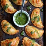 Empanadas caprese com tomate, muçarela e manjericão