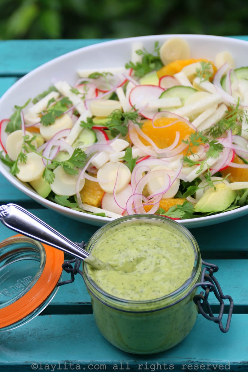 Molho de abacate e coentro para saladas