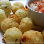 Bolinho de macaxeira ou mandioca recheado com queijo