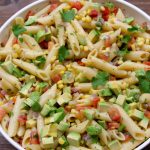 Salada de macarrão com abacate