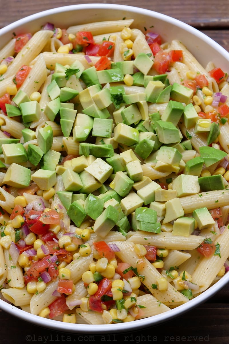 Salada de macarrão, milho, abacate e tomate