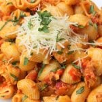 Macarrão rápido com atum e tomate