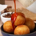 Bolinhos de mandioca com mel doce ou melado