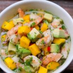 Ceviche de camarão e manga com abacate