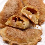Empanadas de maçã com massa de canela