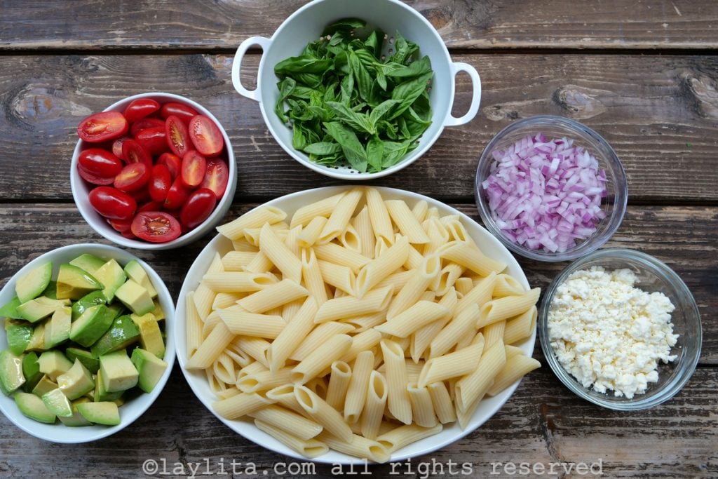 Ingredientes para a salada de macarrão e abacate com tomate, queijo feta ou queijo branco