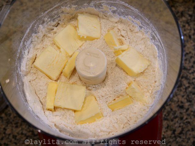 Adicione os pedaços de manteiga