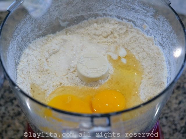 Junte os ovos e 2 colheres de sopa de leite, misturando até formar grumos de massa.