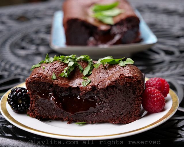 Delicioso bolo de chocolate estilo petit gâteau