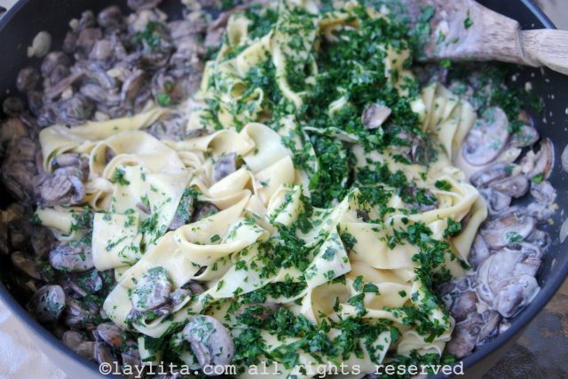 Aprenda a fazer molho de champignons e alho para pasta