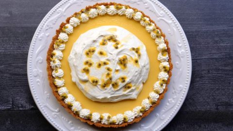 Decore a torta cremosa de maracujá com chantilly e polpa fresca
