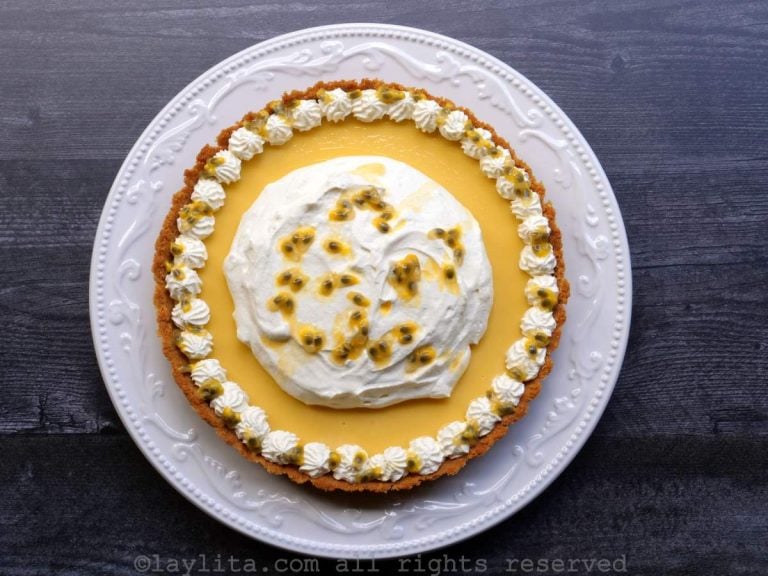 Decore a torta cremosa de maracujá com chantilly e polpa fresca