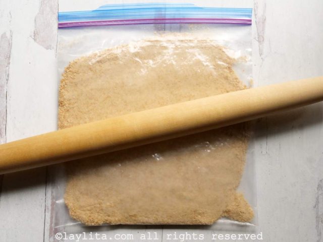 Use um rolo de macarrão para triturar os biscoitos