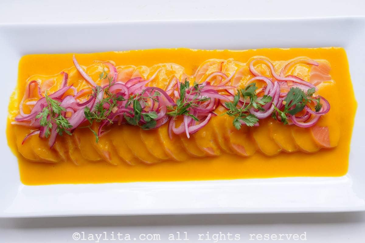 Tiradito ou carpaccio de peixe com maracujá