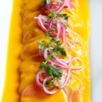Tiradito peruano ou carpaccio de salmão com molho de maracujá