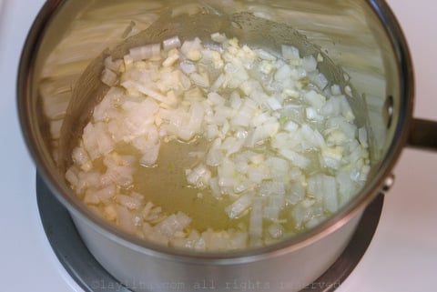 Caliente el aceite o mantequilla y agregue la cebolla picada