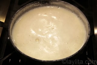  Cocine la leche con el azucar o panela para preparar dulce de leche