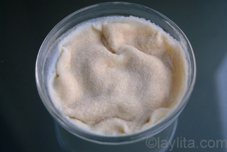 1- Espolvoree la gelatina encima de la leche