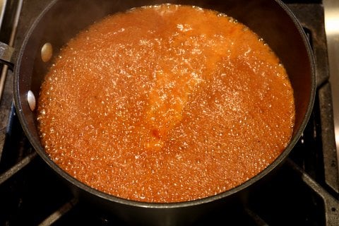 Para la salsa final, cocine los jugos del jamon con un poco de vinagre balsamico