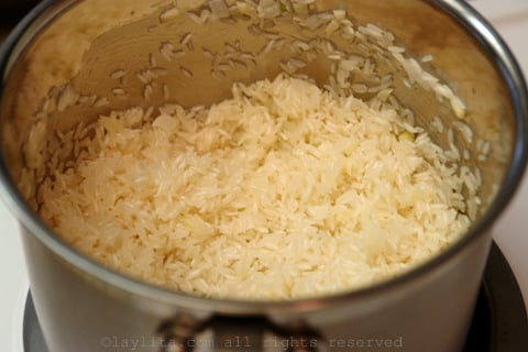 Agregue el arroz y revuelva bien