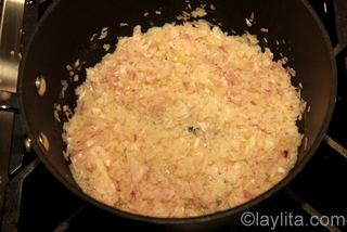 2- Cocine la cebolla o chalotes con la mantequilla