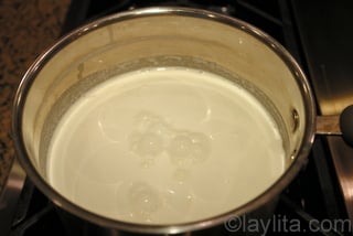 2- Combine la crema, la leche y el azucar en una olla y haga hervir