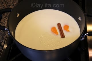 Haga hervir la leche, corteza de naranja, canela y la pizca de sal.