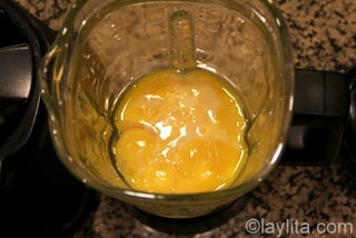 2- Licue o mezcle las yemas de huevo con la leche condensada y la crema