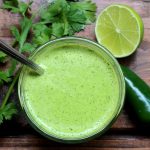Salsa caliente de limón y cilantro con mantequilla y vino blanco