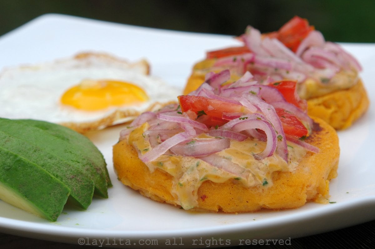 LLapingachos Tortillas de papa rellenas de queso Recetas de Laylita