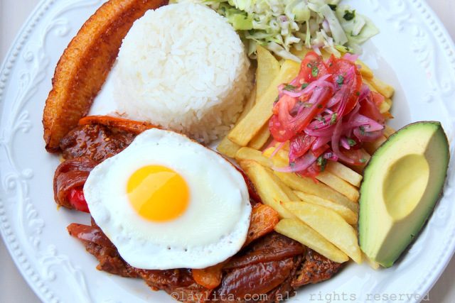 Churrasco ecuatoriano: Bistec de carne con huevo frito