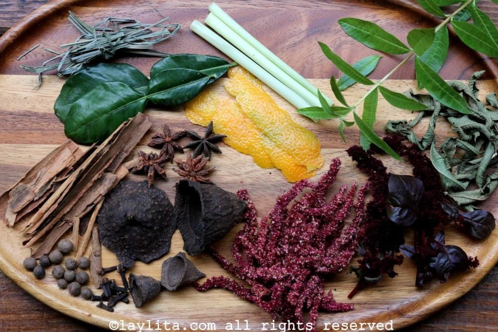 Hierbas aromáticas y especias para la colada morada ecuatoriana