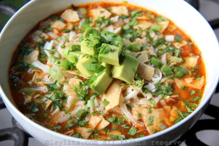 Sopa o caldo de pollo con chips de tortilla