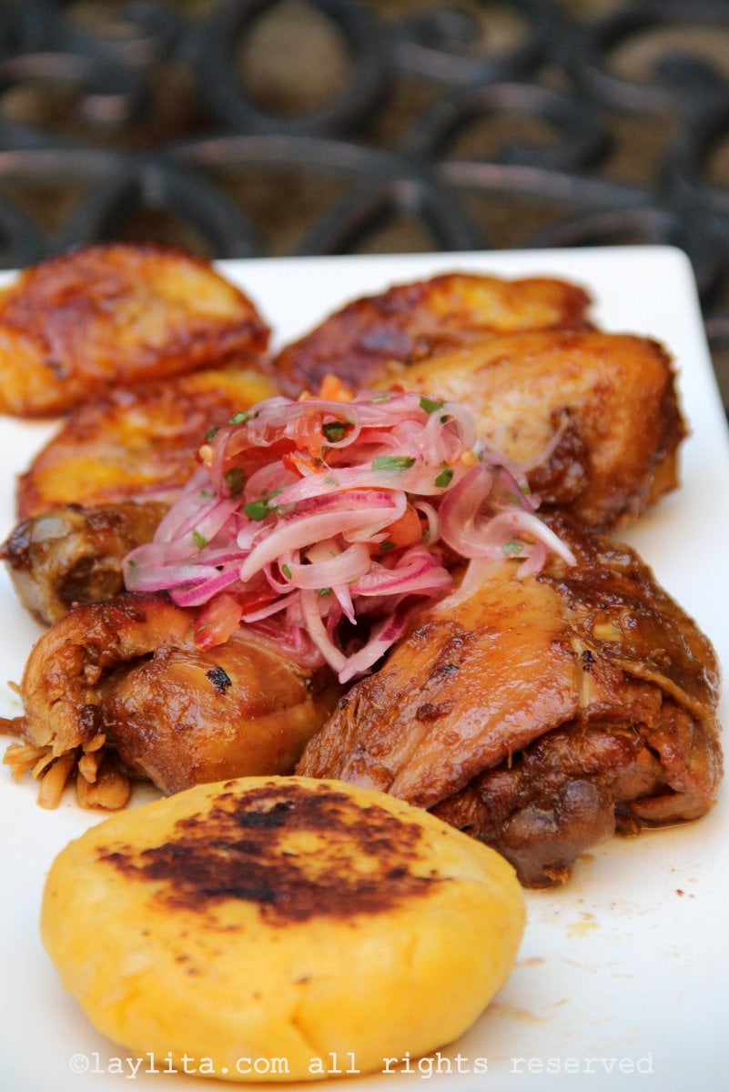 Pollo o gallina cocido en chicha